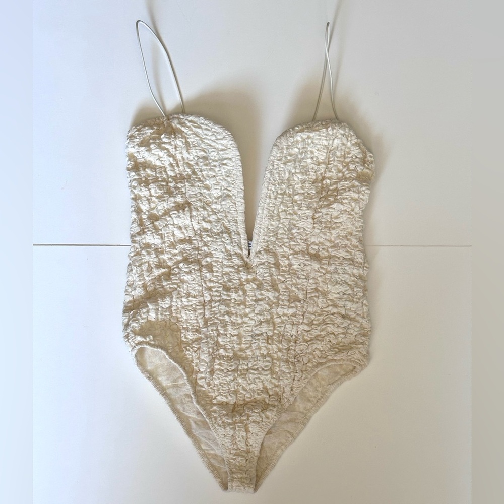 Chic and versatile Zara textured bodysuit in size M, color cream
